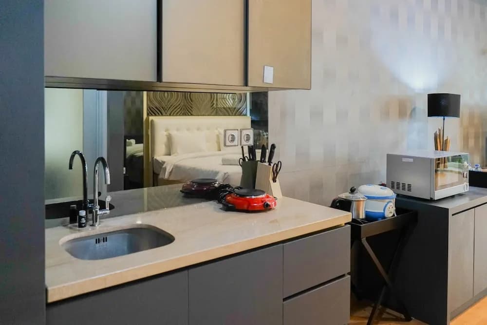Spacious Studio with Sofa Bed @ Ancol Mansion Apartment - photo 11