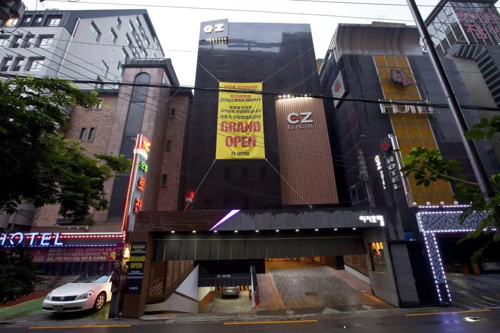 EZ Hotel - photo 1