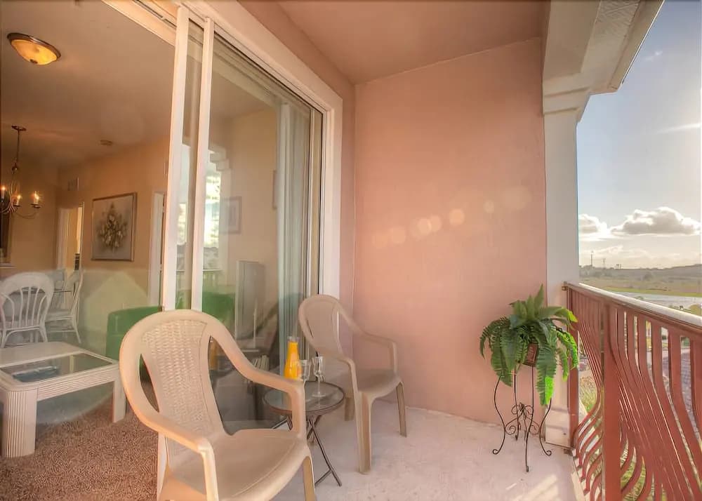 Newly Remodeled Lakeview Penthouse, Near Conv. Ctr - photo 7