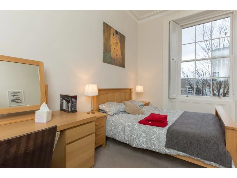 Spacious, Bright 5-br Flat for 10 in Edinburgh - photo 9