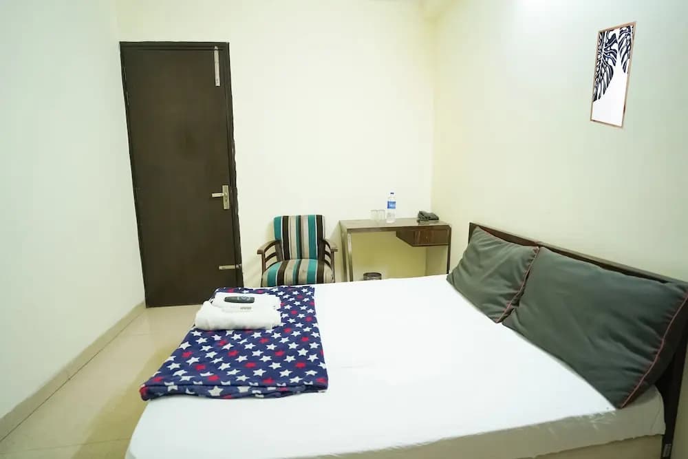 Roomshala 014 Hotel EM - photo 14