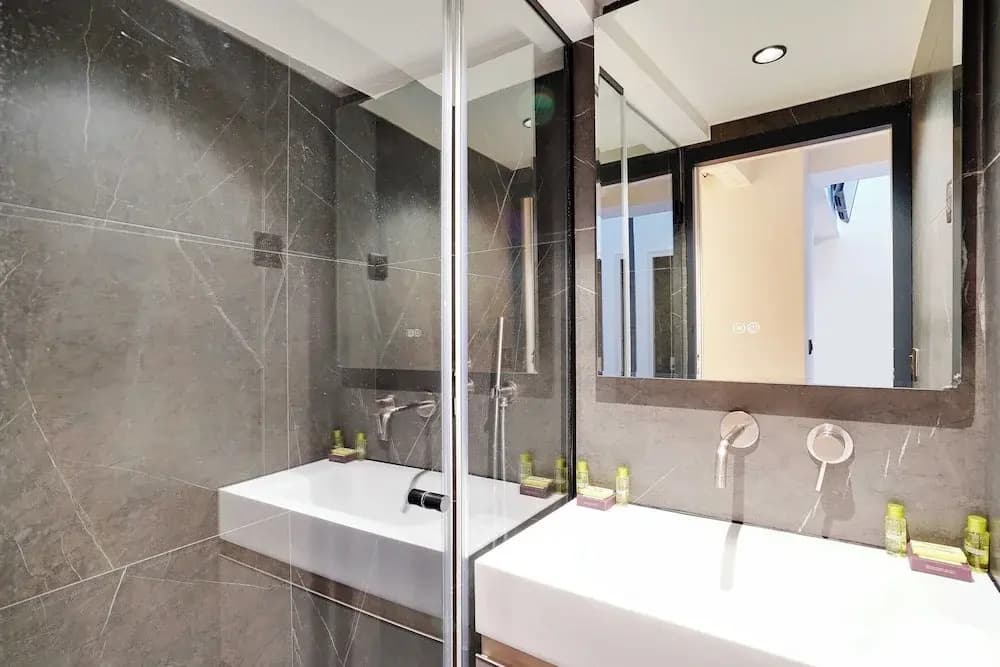 Stunning Apartment - 4br/8p - Mail - photo 8