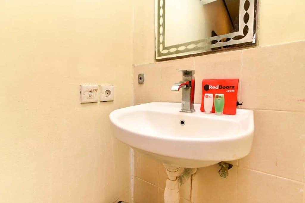 RedDoorz near Ngurah Rai Airport - photo 7