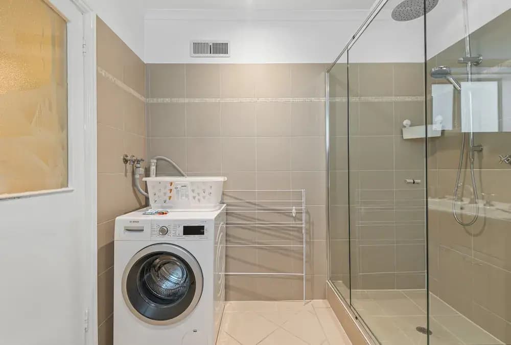 Charming Inner-city Stay- Space, Style & Location - photo 6