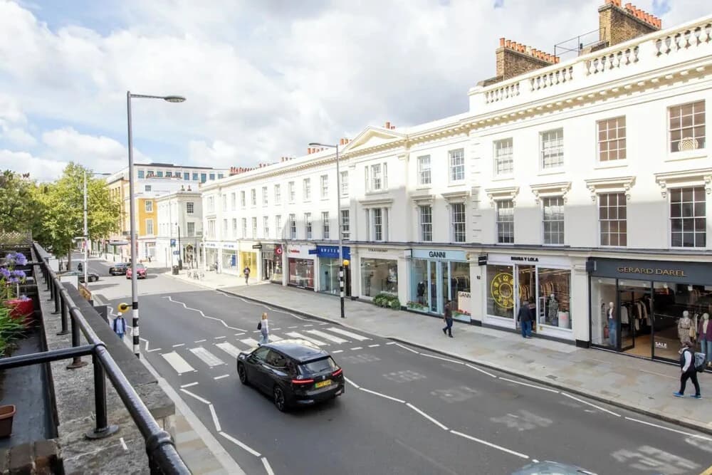 Sleek & Stylish 1BD Flat w/ Balcony - Kings Road - photo 1
