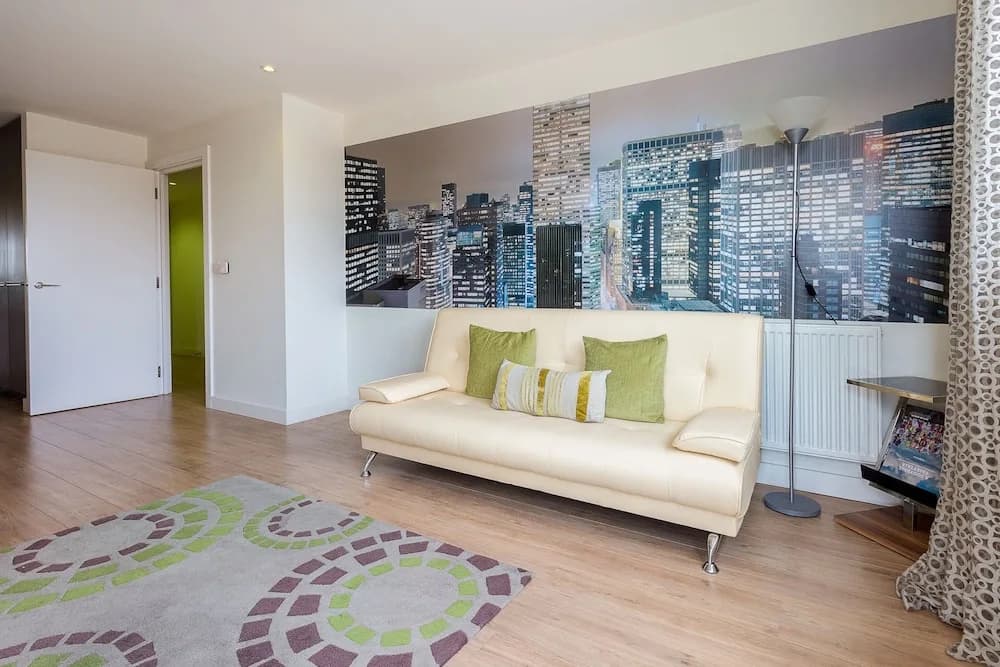 Greenwich Two Bed Flat, with Pool &Parking - photo 8