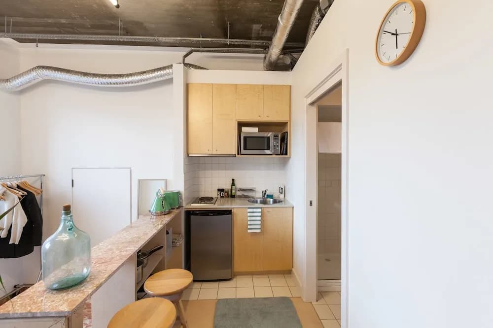LUCINDA, Carlton Studio Apartment - photo 2
