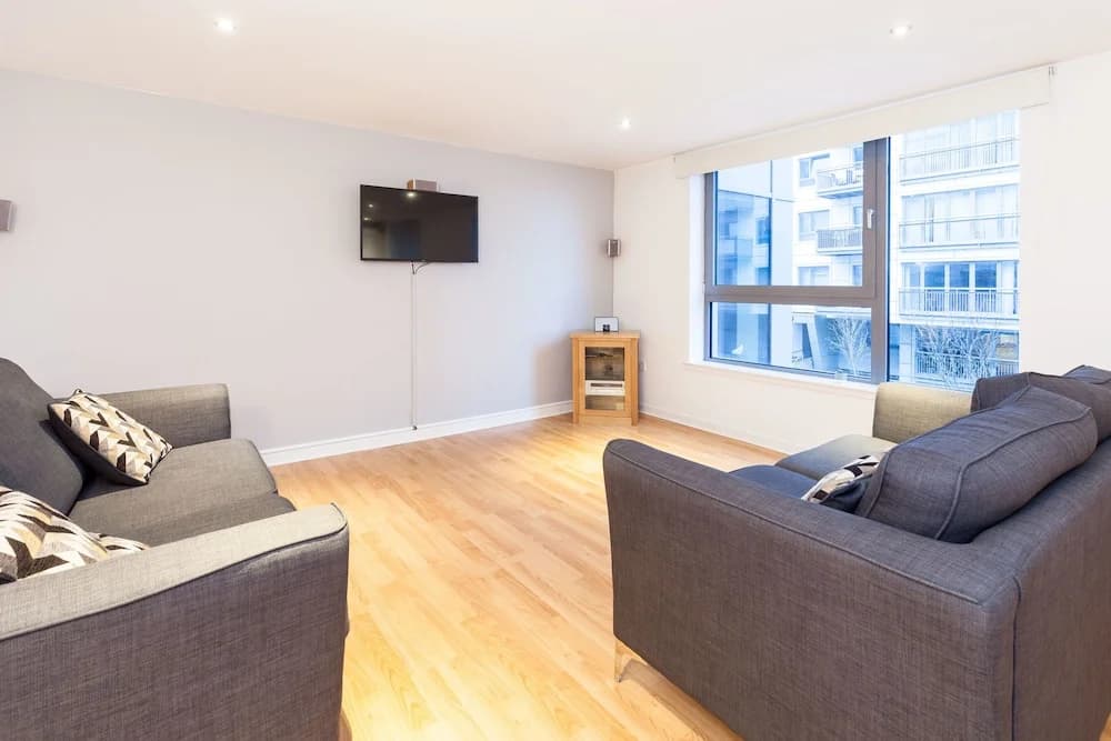Modern Two Bedroom Apartment - photo 2