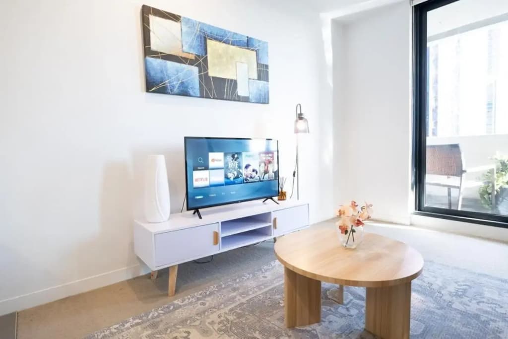Bright 1BR1BA in MEL CBD+Balcony +wifi - photo 6