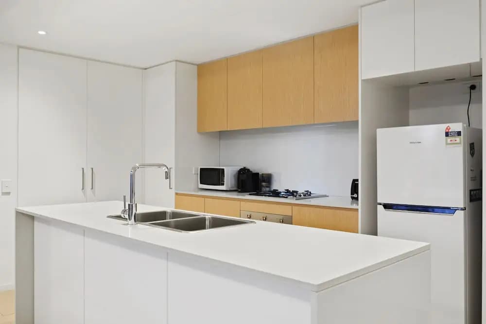 HomeHotel-Spacious Luxury Apt Next to Shopping - photo 8