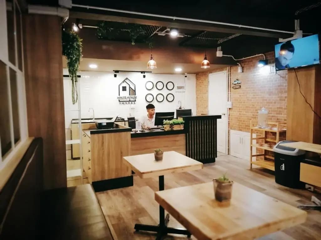 White House Hostel - photo 16