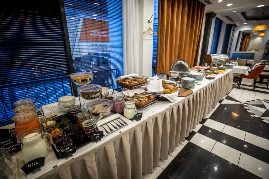 Queen's Court Hotel & Residence - photo 11