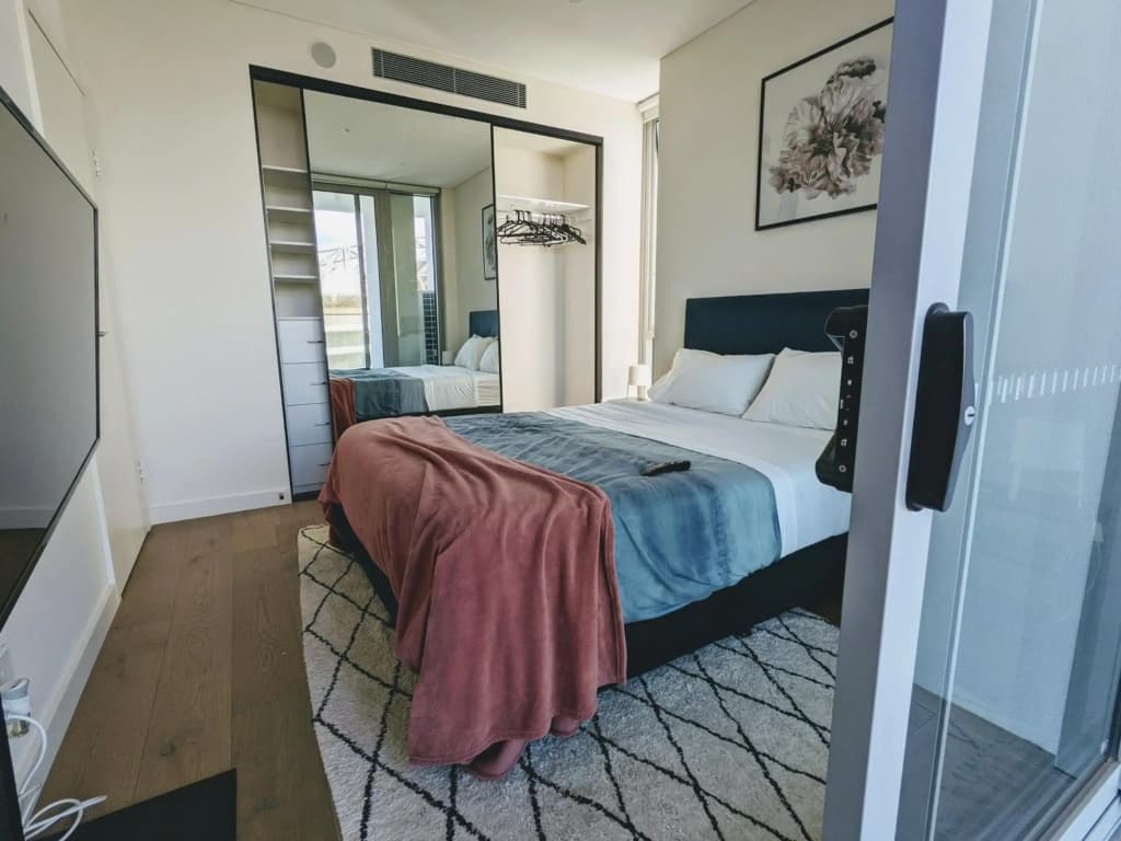 Luxury 3-bed 2-bath, balcony, with pool included, NO PARTIES! - photo 3