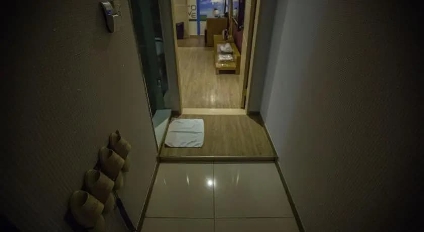 Tom Robin Hotel - photo 9