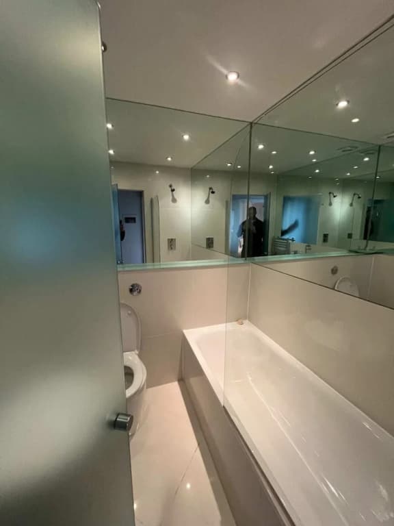 Modern Top Floor 2BD Flat - Kensington - photo 7