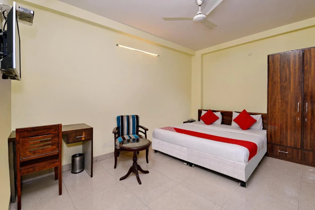 OYO 4930 Stay EM Residency - photo 3