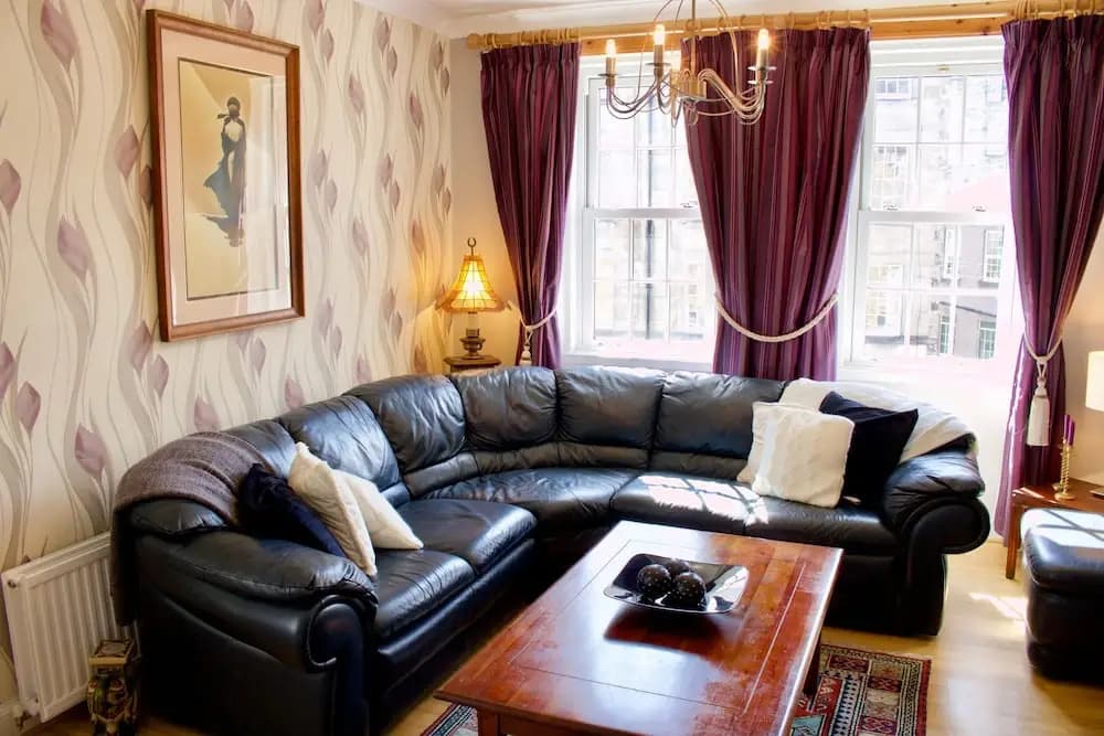2 Bedroom Central Edinburgh Flat - photo 2