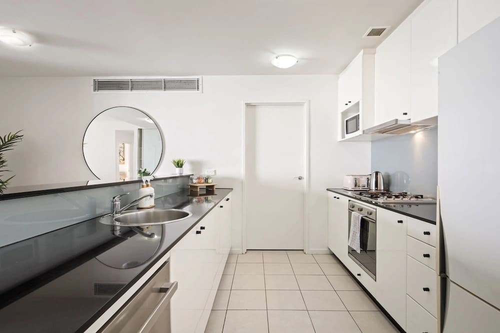 Cozy 2BR Apartment Steps From Darling Harbour - photo 14