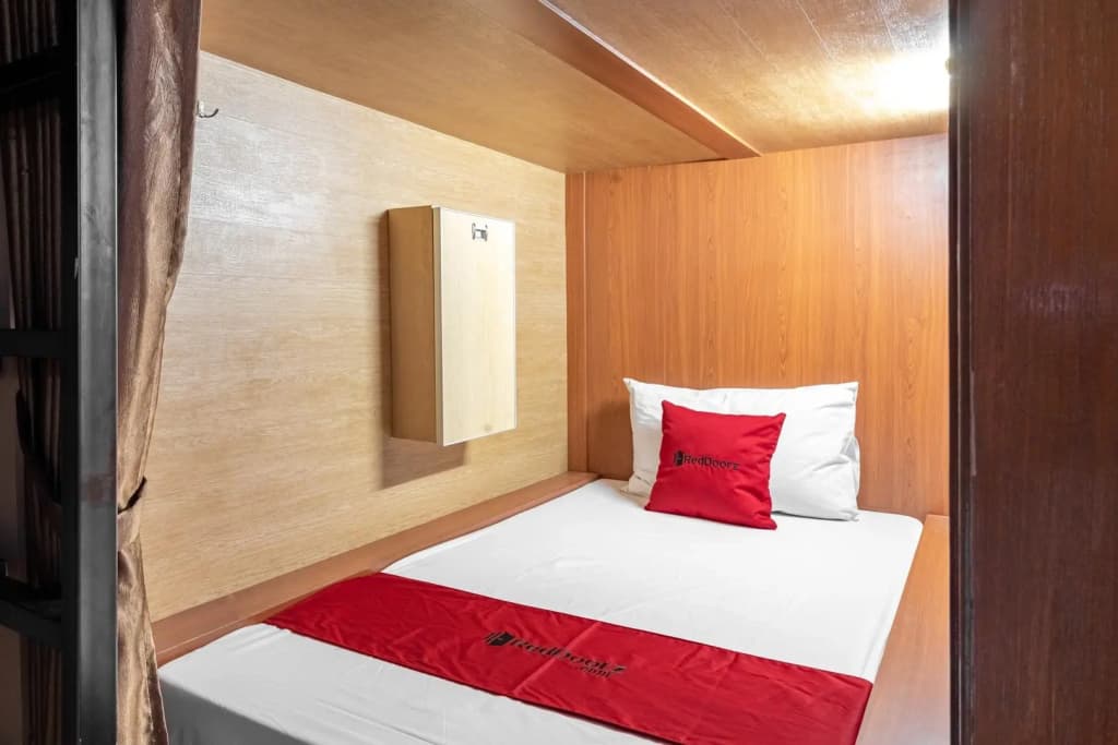 RedDoorz Hostel near LTC Glodok - photo 2