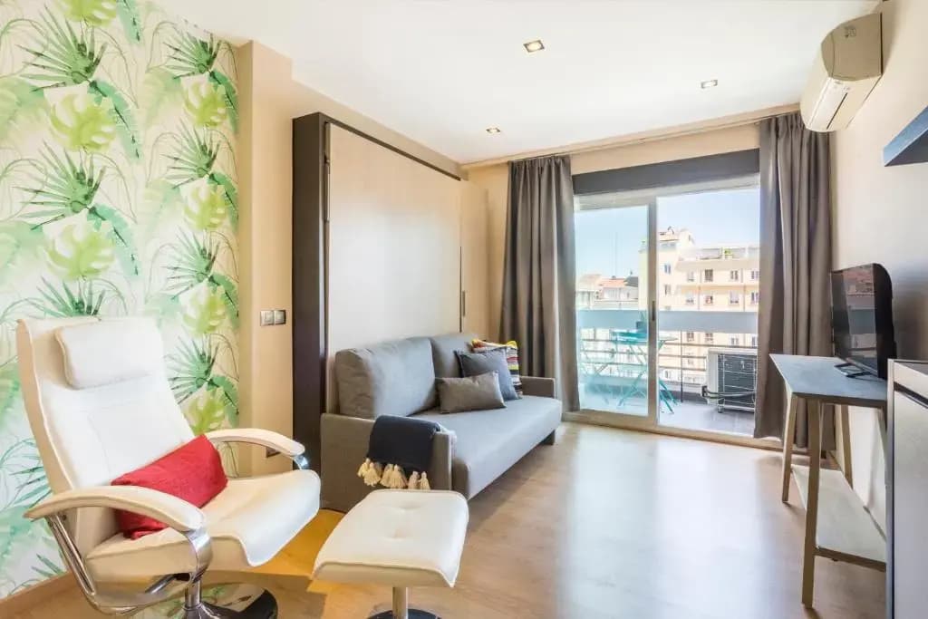 Cozy studio overlooking Pedro Zerolo Square - photo 7