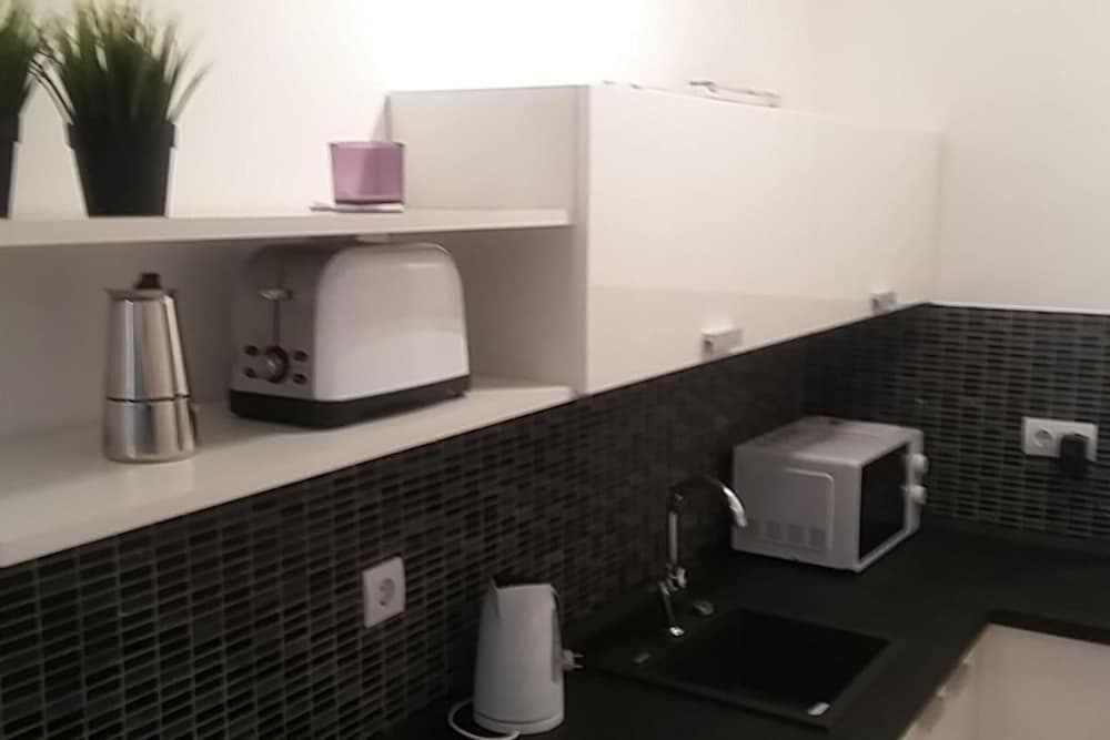Super Central Studio Apartment - With Balcony - photo 14