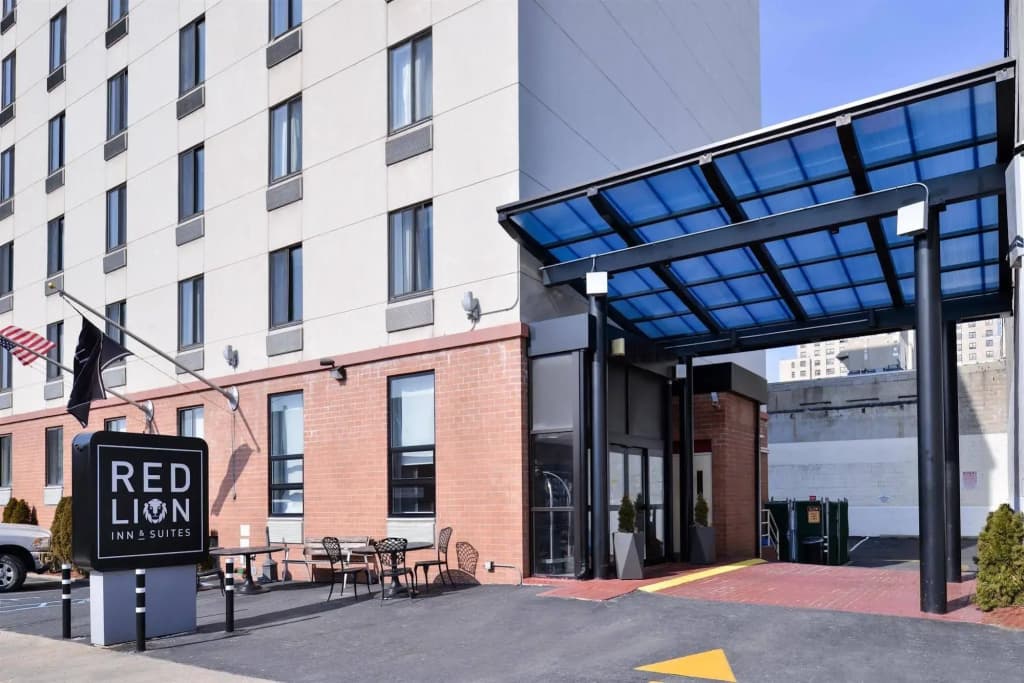 Red Lion Inn and Suites Brooklyn - photo 1