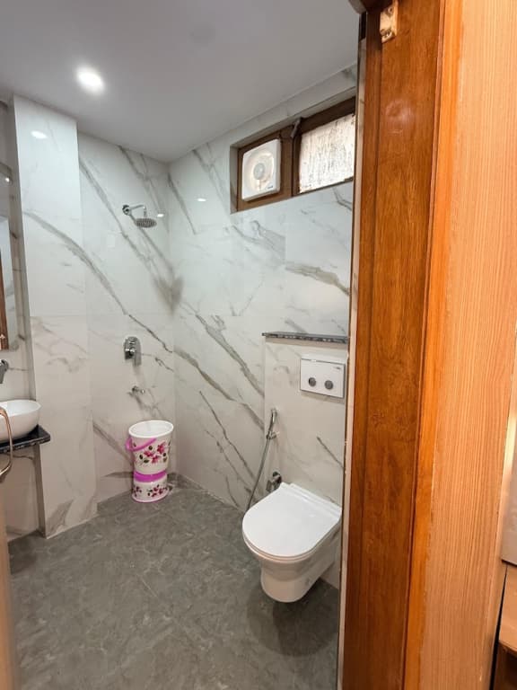Hotel Amba Deluxe - photo 32