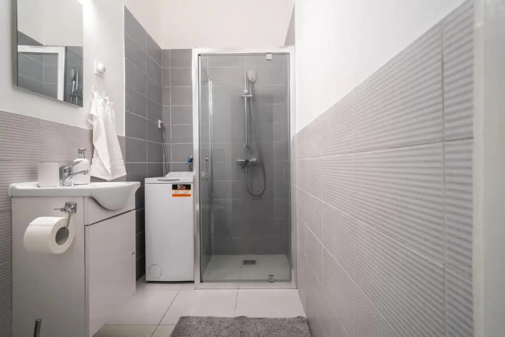VERY Central 1-BR APT with patio - photo 1