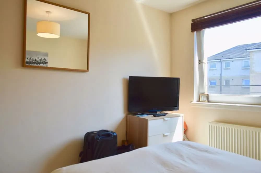Modern Two Bedroom Flat in Leith - photo 11