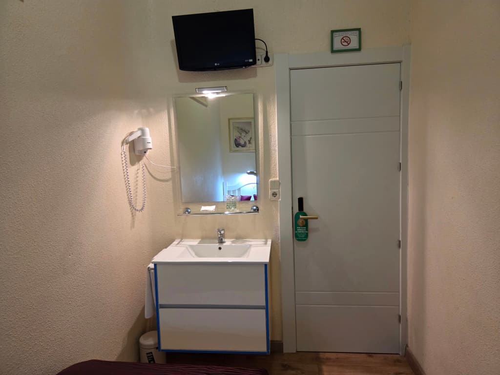 Hostal Hispano Argentino Gran Via - photo 10