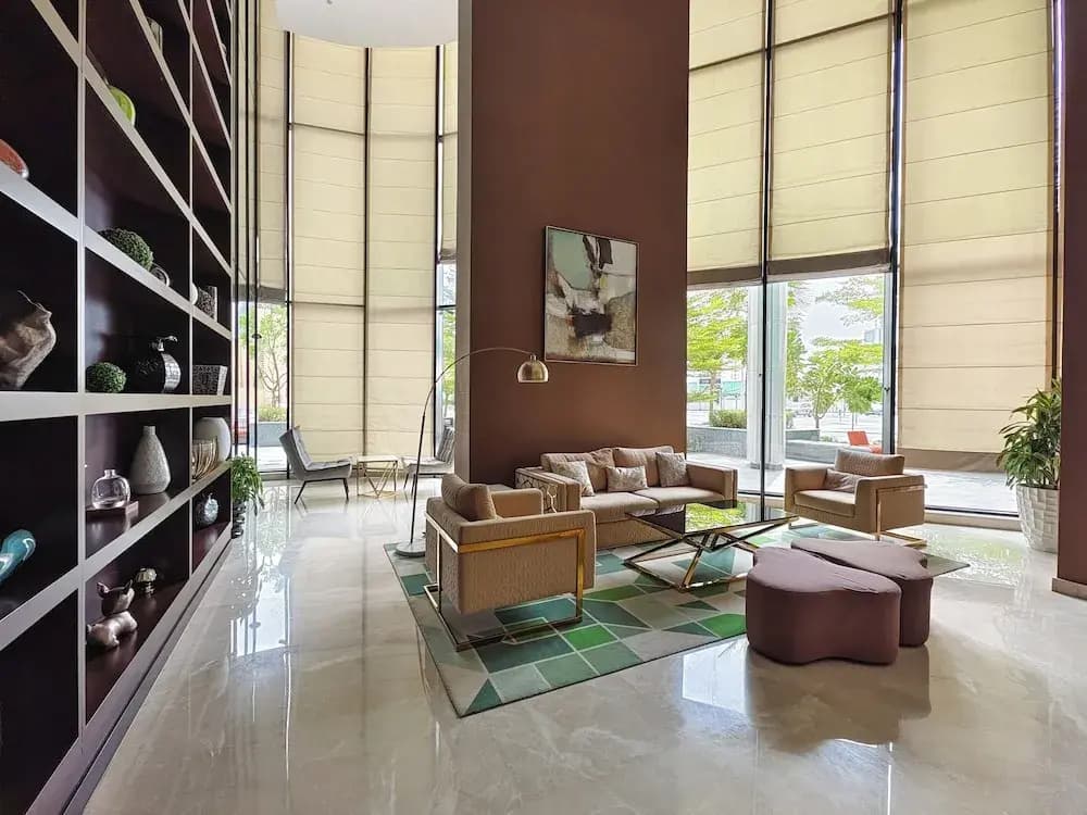 Elegant Apartment Amidst Vibrant Area with Balcony - photo 11