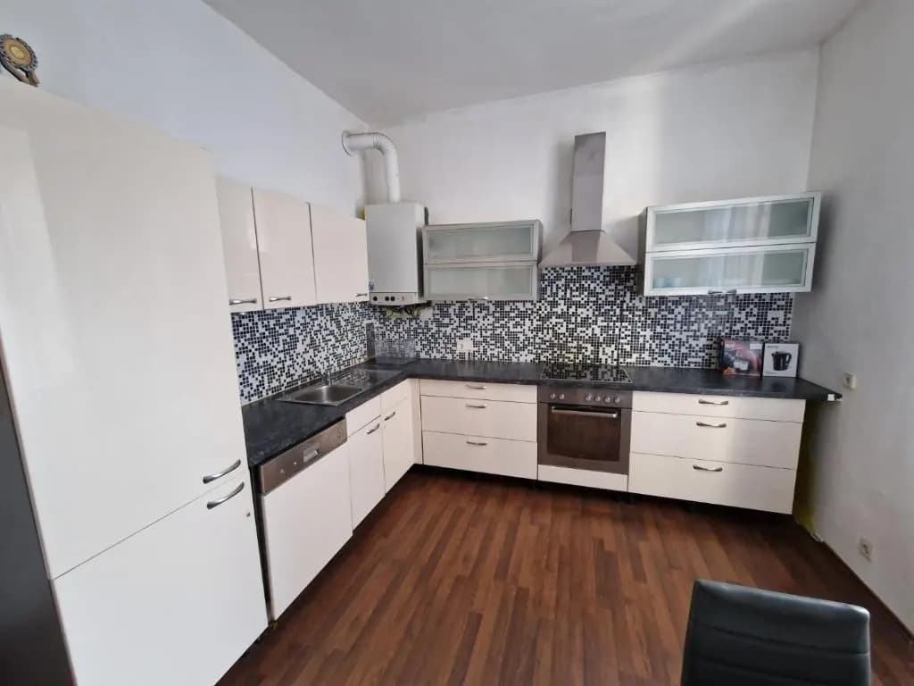 Central City Apartment 6 - photo 8
