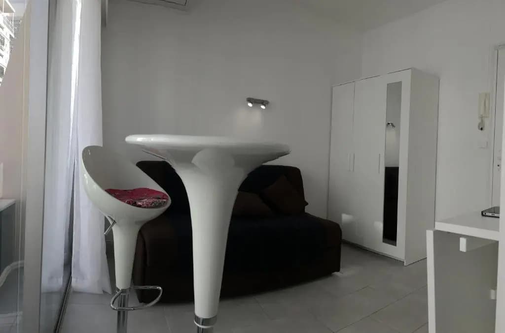 Studio carré d'or situé à 50 m de la plage - photo 3