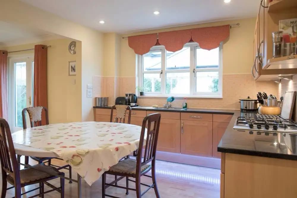 5 Bedroom House With Free Parking - photo 13