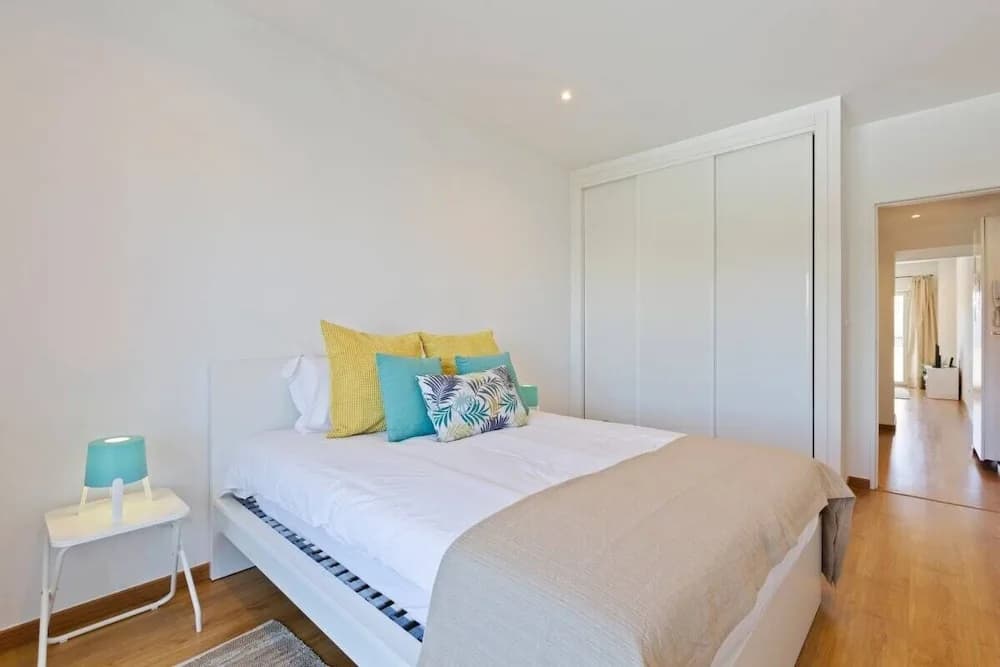 Spacious 1 Bed Apt w/Balcony, Sleeps 3 - photo 3
