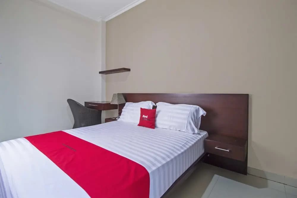 RedDoorz Plus Near Ambassador Mall - photo 4