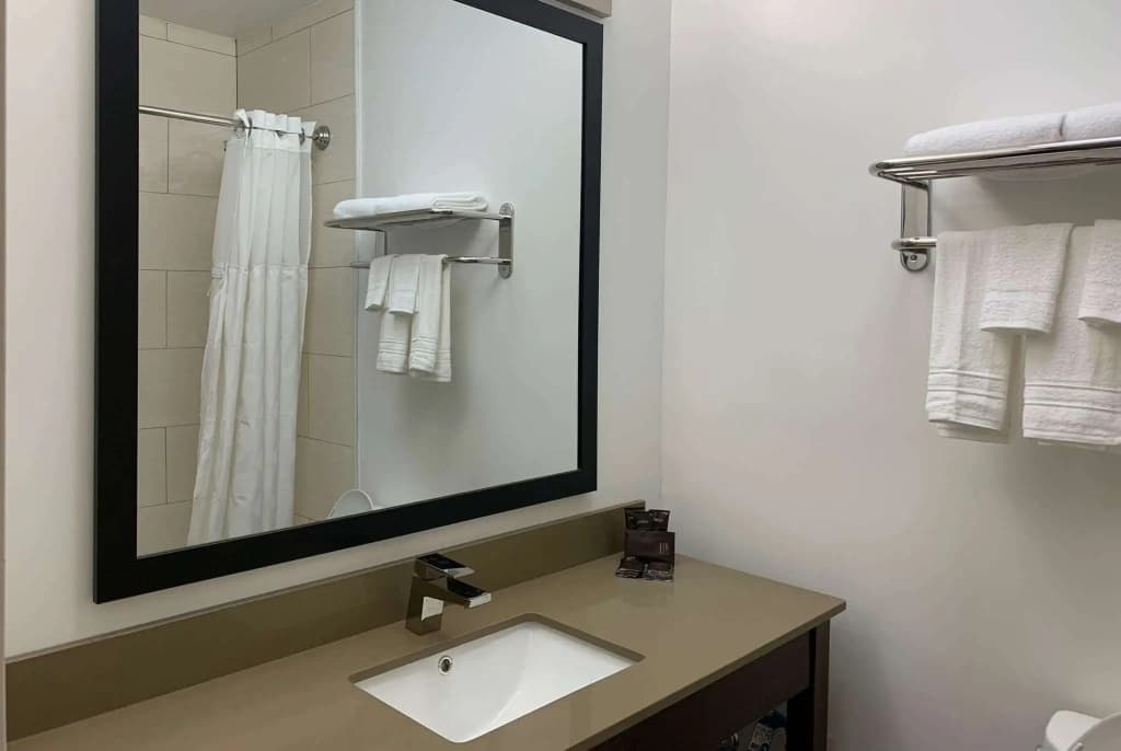 Wingate by Wyndham JFK Airport/Far Rockaway - photo 4