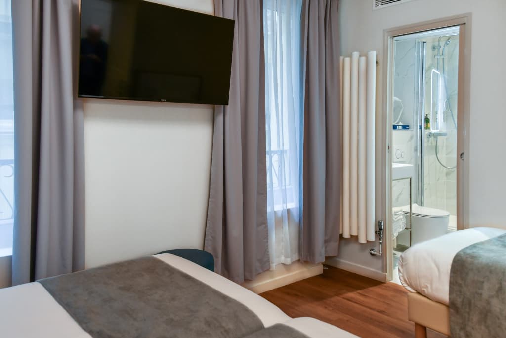 Hôtel Des Deux Avenues - photo 25