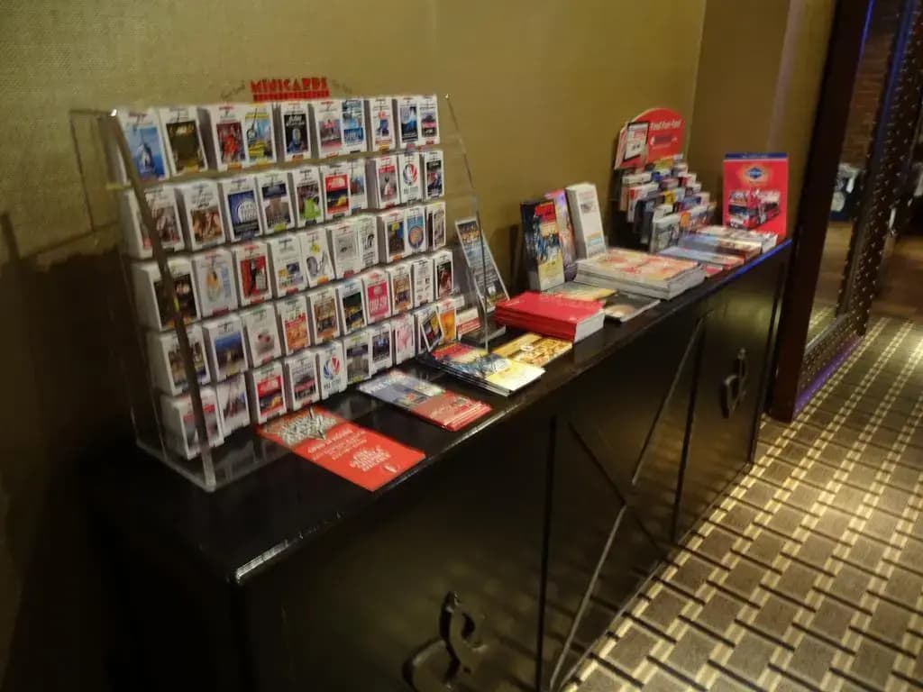 Broadway Hotel and Hostel - photo 20