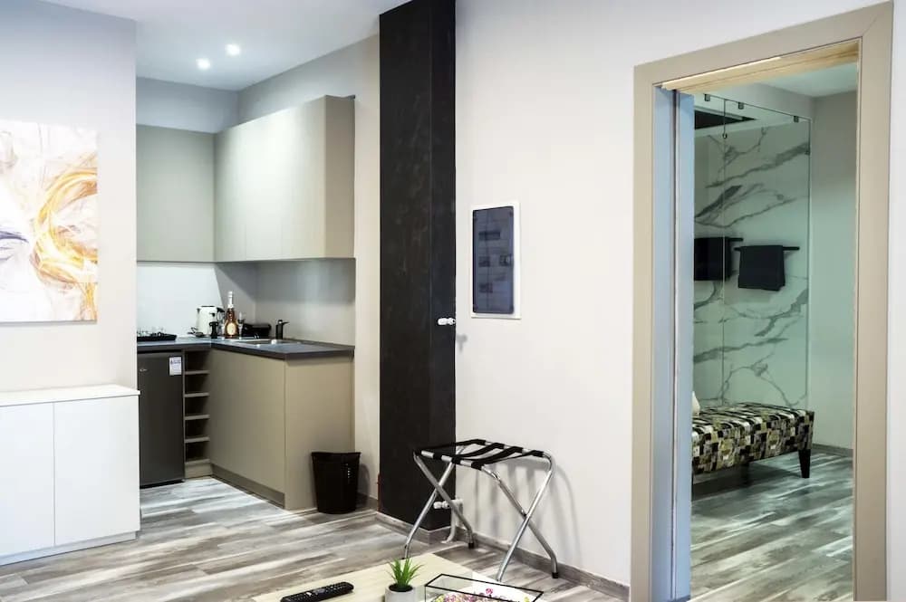 athens jacuzzi suite - photo 4