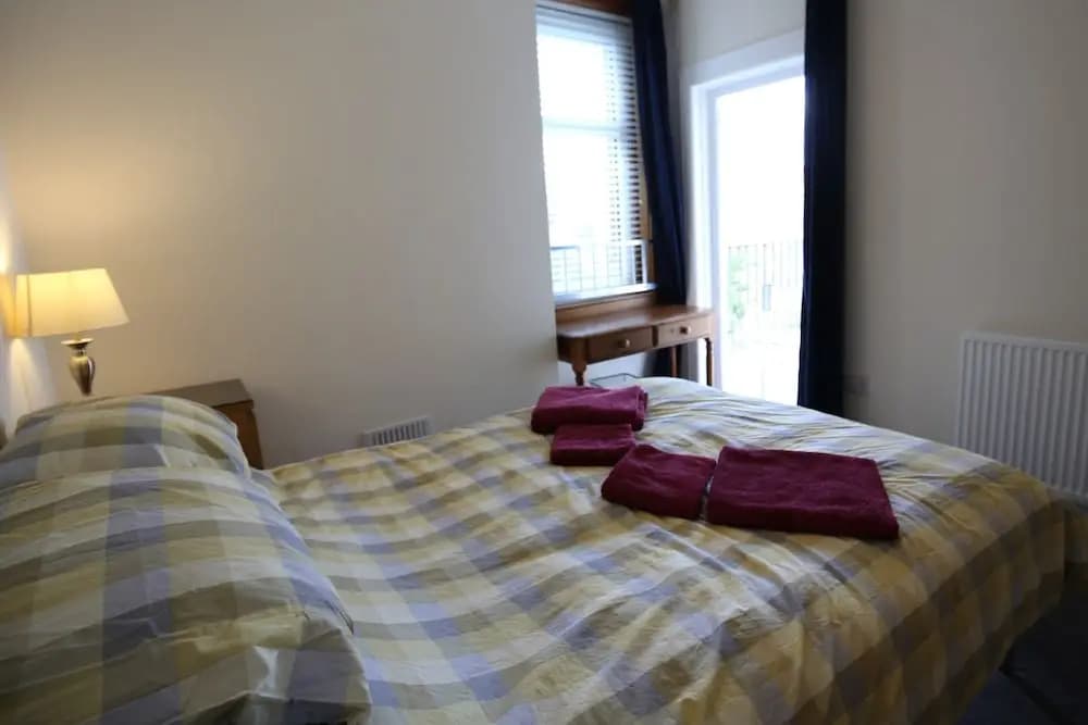 3 Bedroom Flat in Edinburgh - photo 5