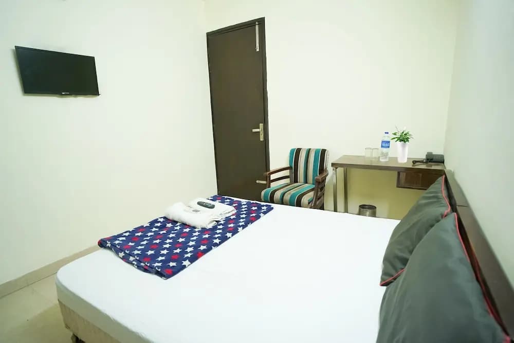 Roomshala 014 Hotel EM - photo 11