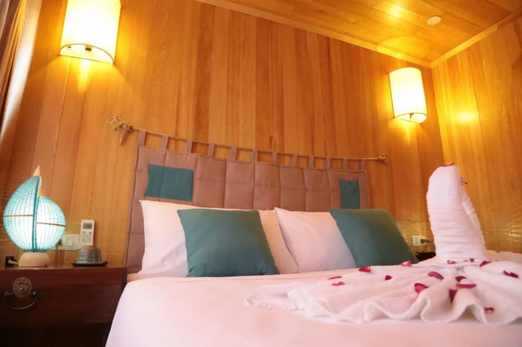 Secret Halong Cruise - photo 2
