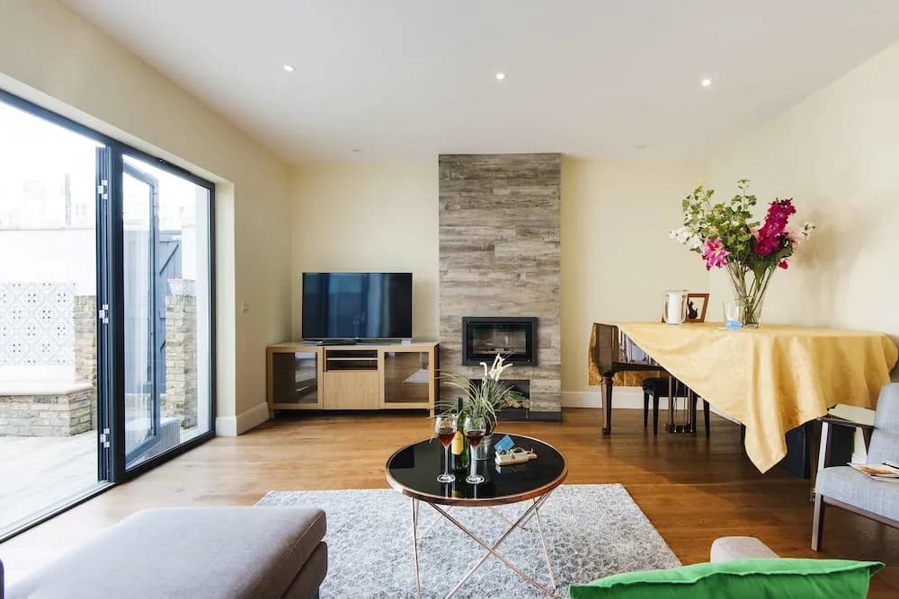 The Spacious Fulham Apartment - FOI - photo 23
