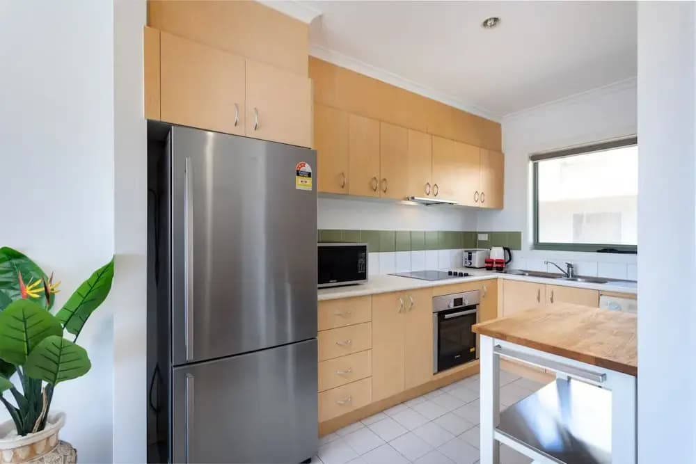 Snug 2-bed Townhouse Near Bustling Shops - photo 5