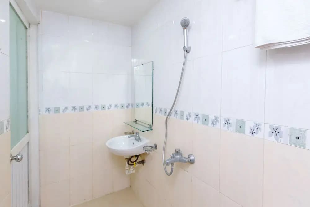OYO 604 Queen Hotel - photo 8