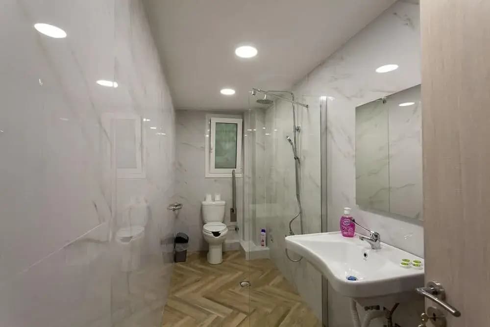 Privilege Apt with Private Yard- Parking - photo 4
