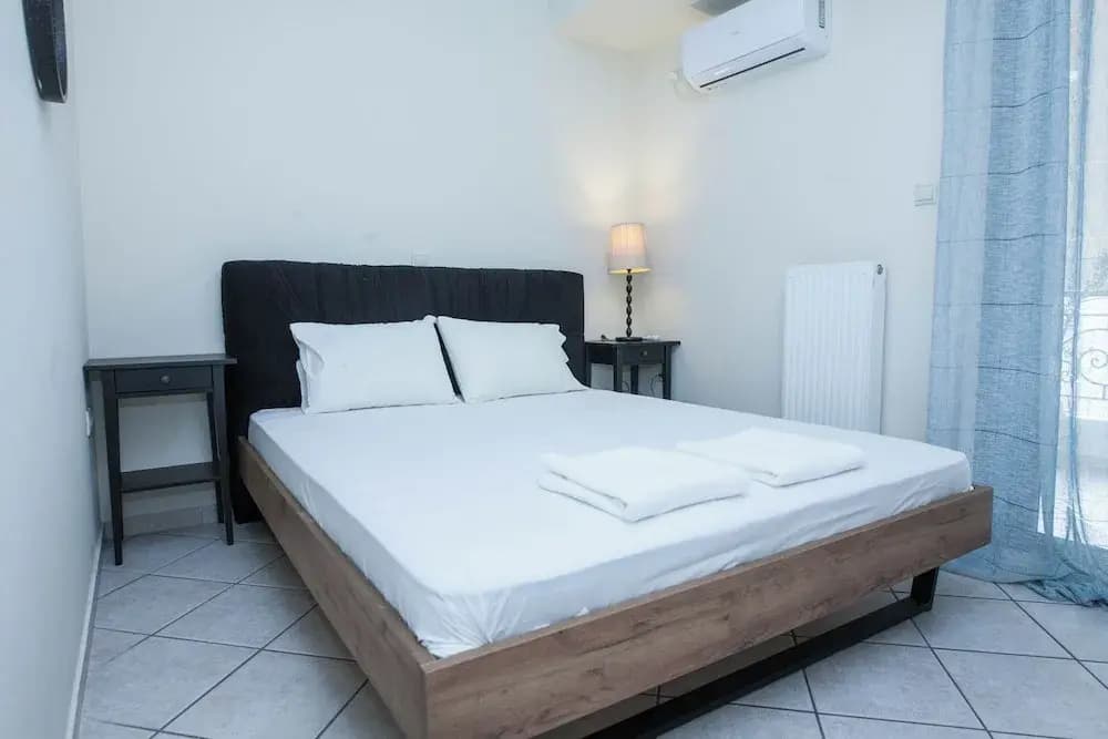 Elegant Spacious 2 Bd Apt in Petralona - photo 2