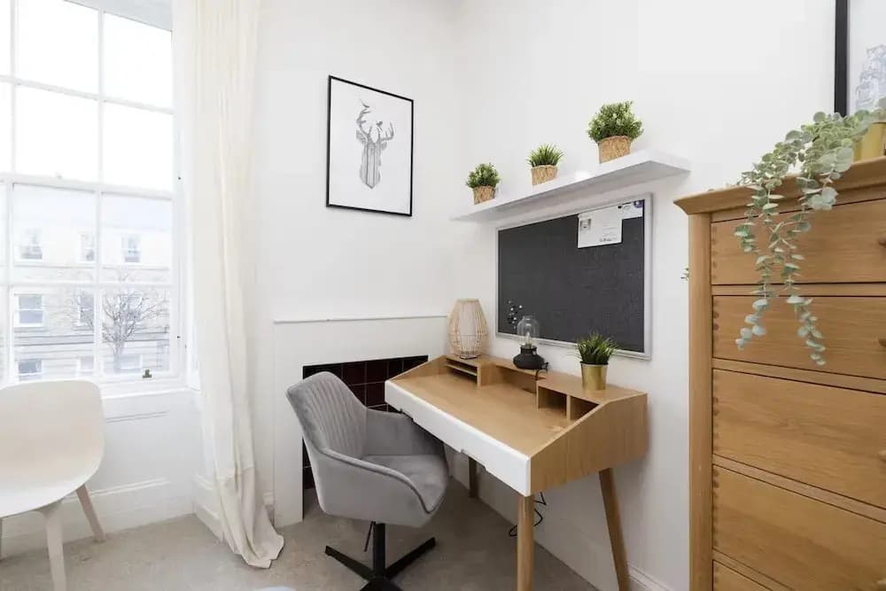 Bright and Modern Flat with desk - photo 6