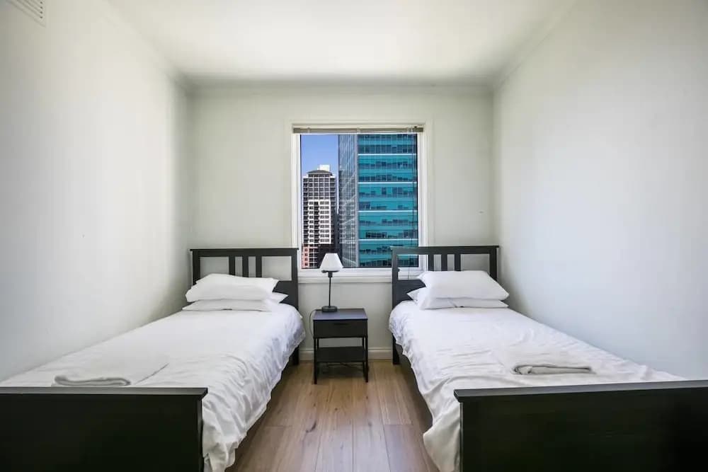 3 Bedrooms 2 Car Parks Carlton Garden Opposite - photo 2